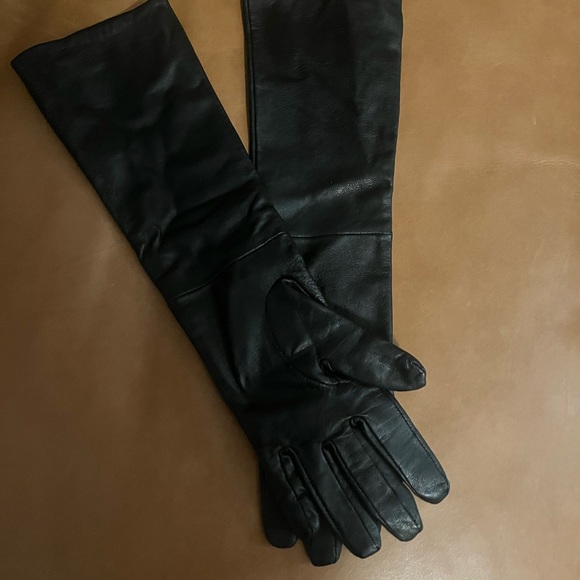 Elegant Black Leather Gloves - Picture 2 of 4